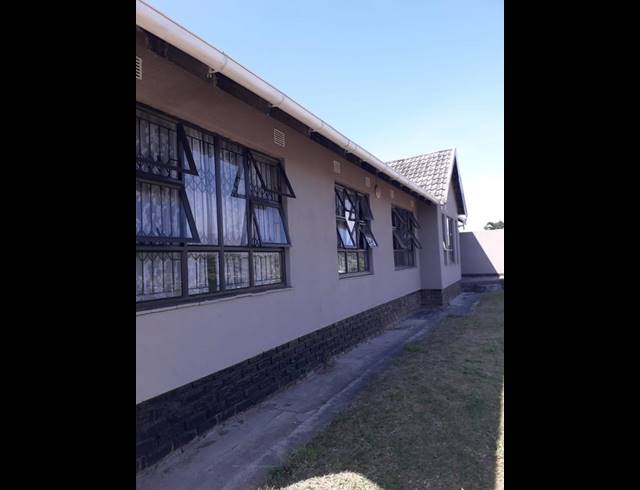 4 BEDROOM HOUSE FOR SALE IN UMLAZI J